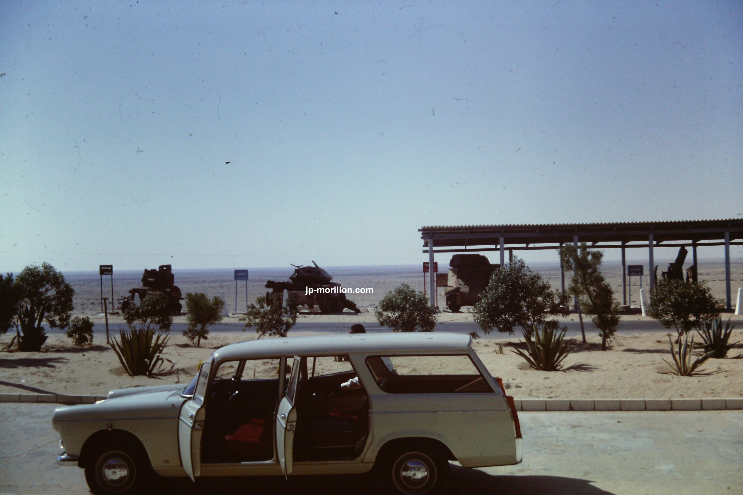 Egypte, El-Alamein, 1967, notre voiture à l’entréedu cimetière et mémorial