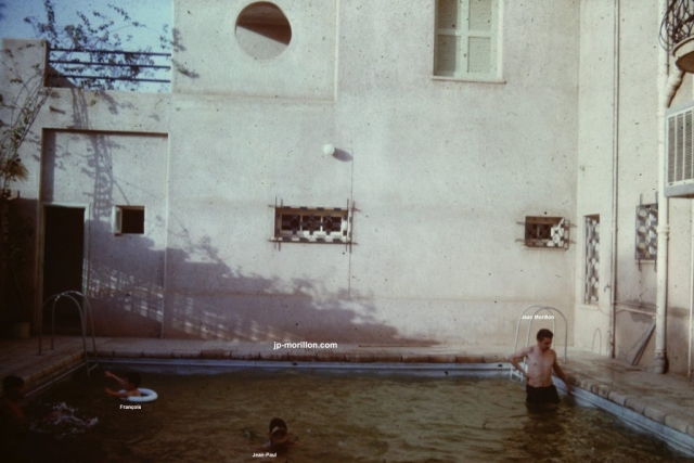Soudan, Khartoum, Jean Morillon, Jean-Paul et son frère François dans la piscine à l’Ambassade de France, , mi 1960