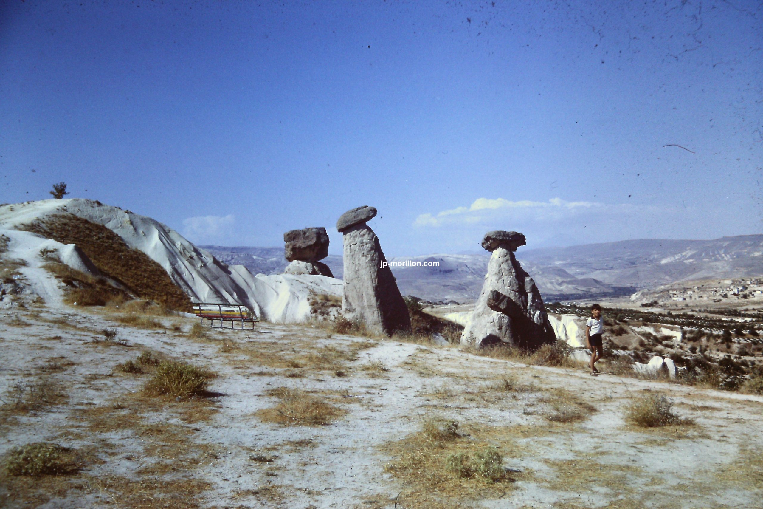 Turquie, Cappadoce François Morillon devant les cheminées des fées 1967