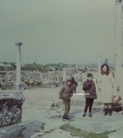 Turquie, Ephèse. Madame Jean Morillon, François et Jean-Paul Morillon dans les ruines 1967