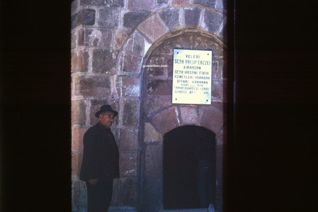 Turquie, Kırıkkale le gardien à l’entrée du sanctuaire Hasandede juillet 1968