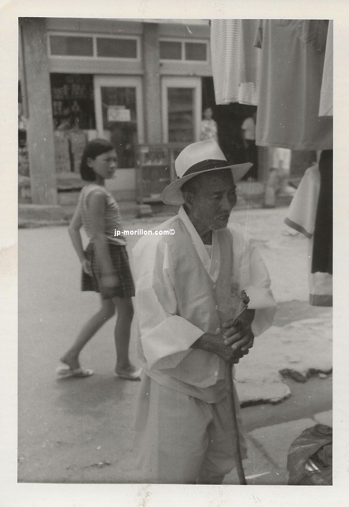 Corée, Yesan, 1er juillet 1971. homme en costume coréen traditionnel