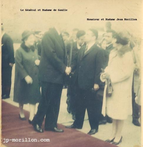 Le Général et Madame Charles de Gaulle, Monsieur et Madame Jean Morillon à l'aéroport d'Ankara (Turquie), en 1968, avant la visite à l'ambassade de France